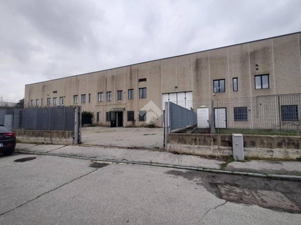 locale commerciale in vendita a Nichelino