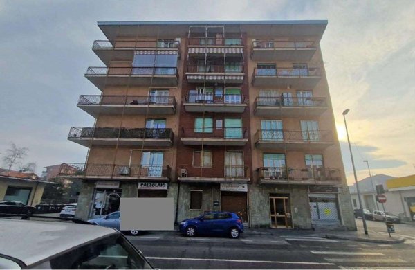 negozio in vendita a Nichelino in zona Crociera