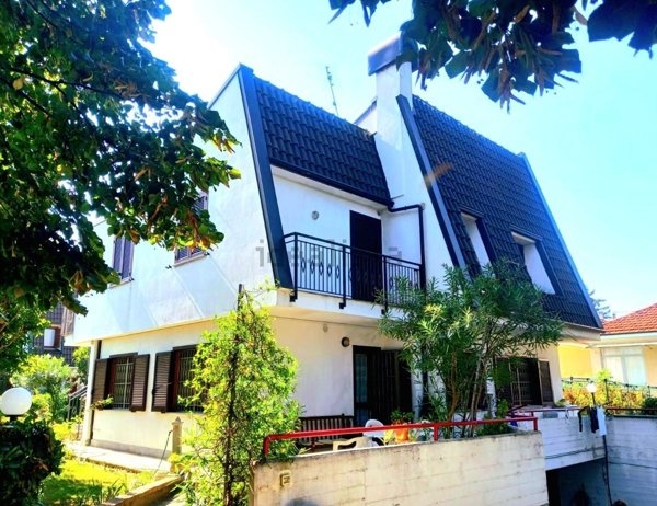 casa indipendente in vendita a Nichelino