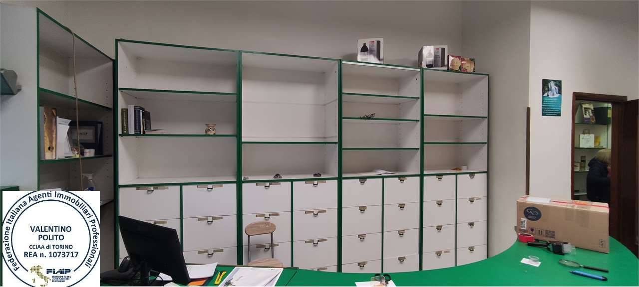 negozio in vendita a Nichelino in zona Crociera
