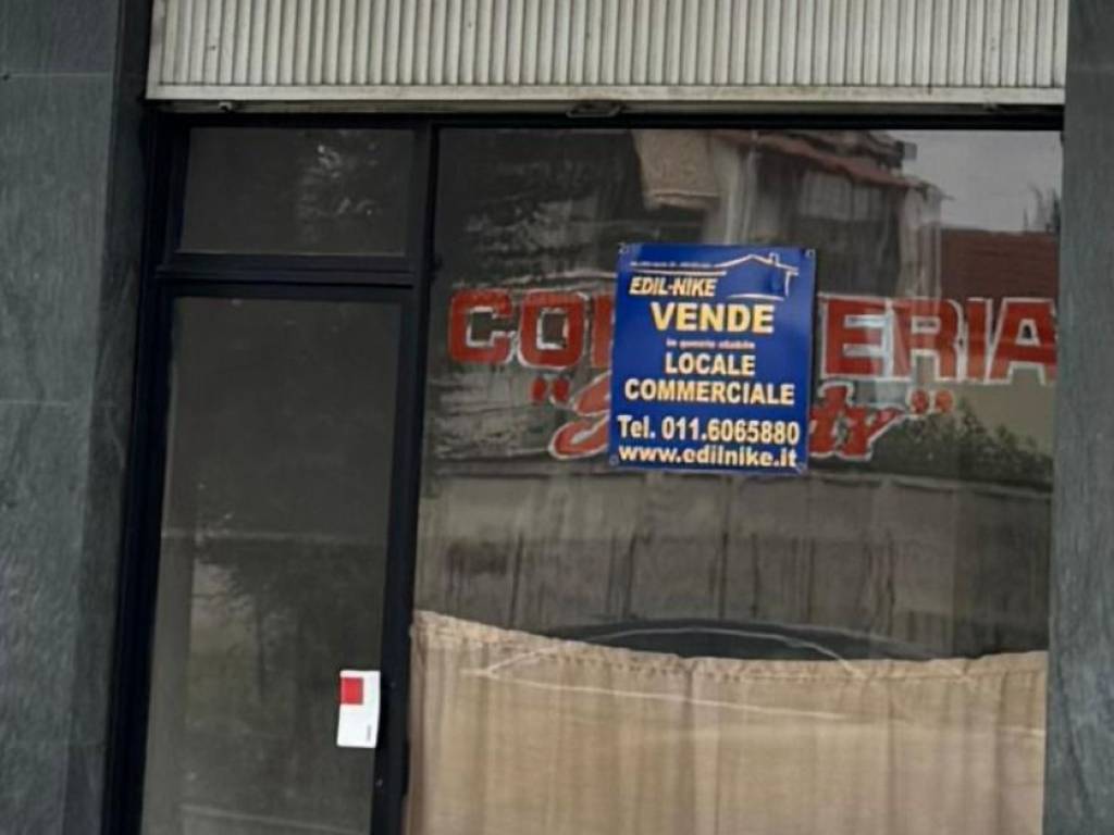 negozio in vendita a Nichelino in zona Crociera