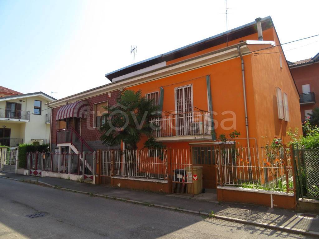casa indipendente in vendita a Nichelino in zona Crociera