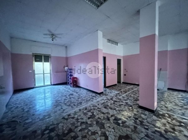 locale commerciale in vendita a Nichelino in zona Crociera