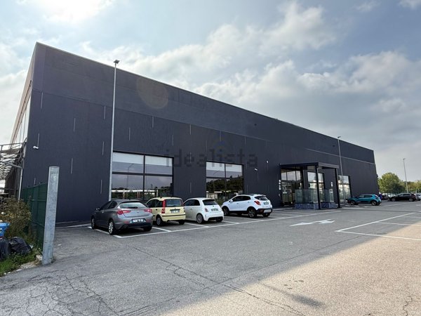 locale commerciale in vendita a Nichelino