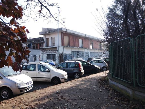 locale commerciale in vendita a Nichelino in zona Crociera