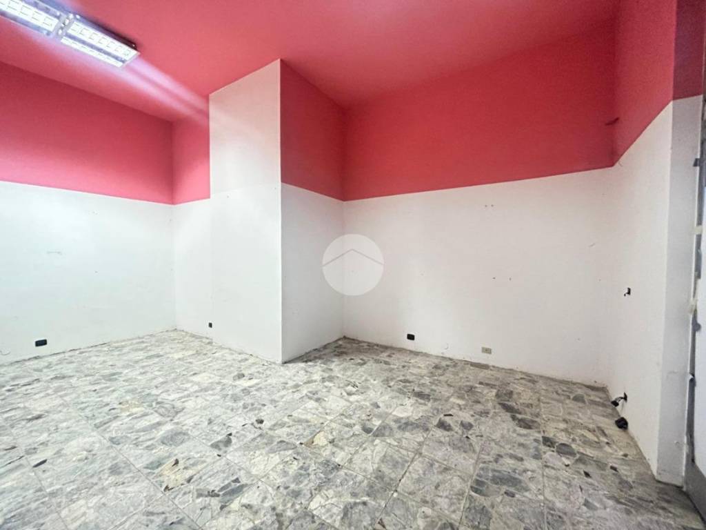 negozio in vendita a Nichelino in zona Crociera