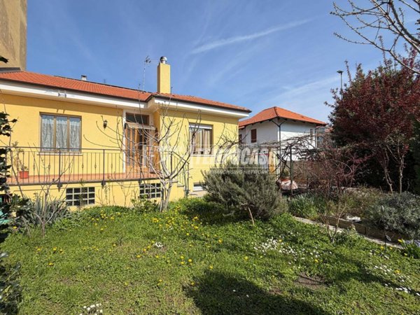 casa indipendente in vendita a Nichelino in zona Crociera