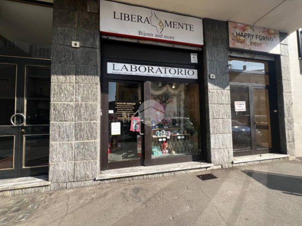 negozio in vendita a Nichelino in zona Crociera