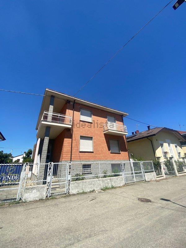 casa indipendente in vendita a Nichelino in zona Crociera
