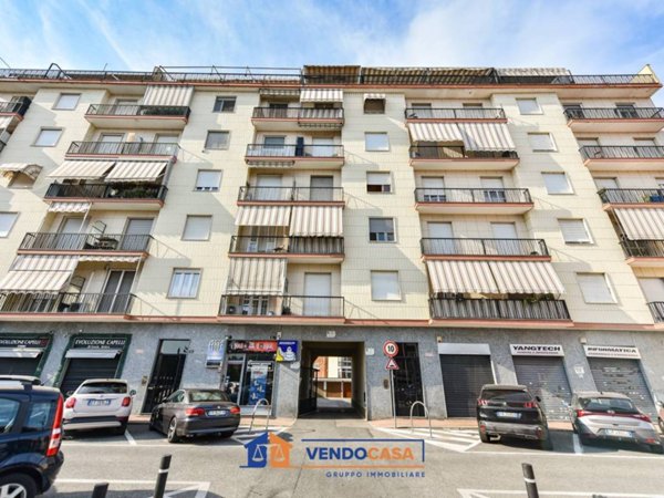 negozio in vendita a Nichelino in zona Crociera