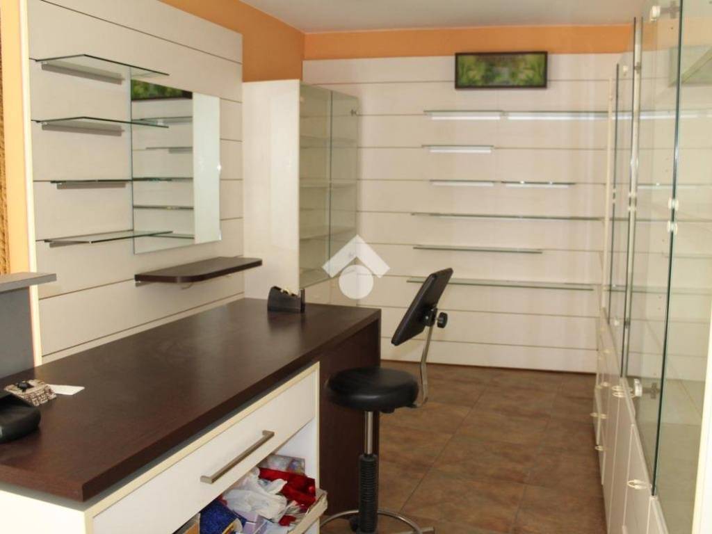 negozio in vendita a Nole