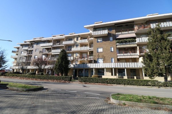 locale commerciale in vendita ad Orbassano