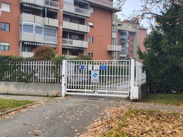 locale commerciale in vendita ad Orbassano