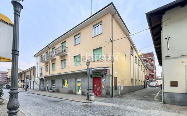 locale commerciale in vendita ad Orbassano