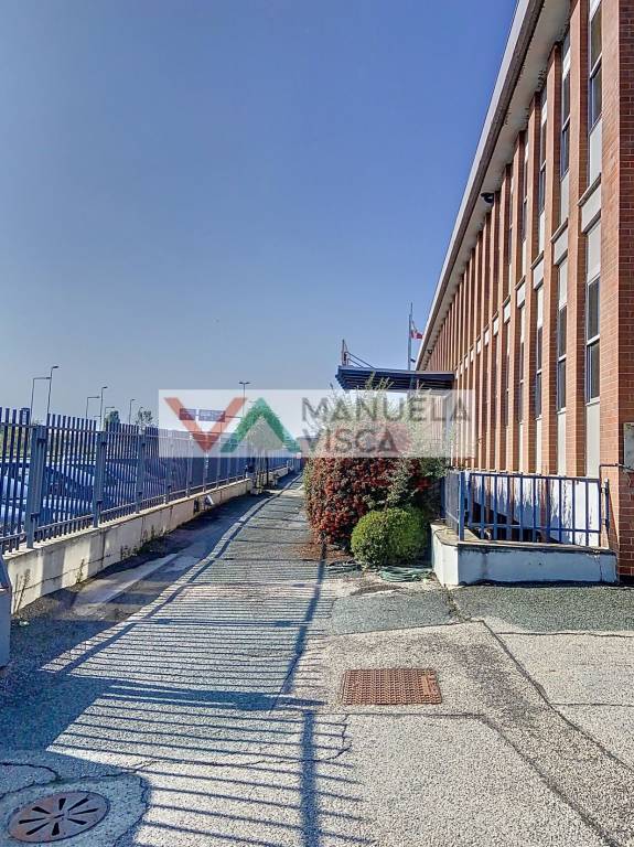 locale commerciale in vendita ad Orbassano