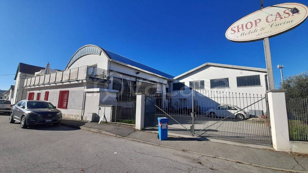 locale commerciale in vendita ad Orbassano