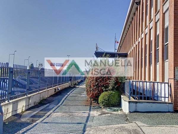 locale commerciale in vendita ad Orbassano