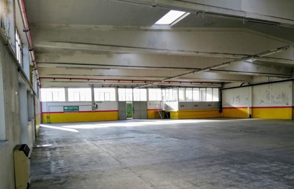 locale commerciale in vendita ad Orbassano