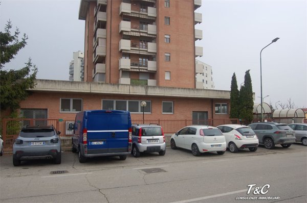 locale commerciale in vendita ad Orbassano in zona Tetti Valfrè