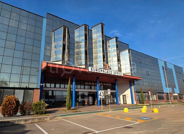 locale commerciale in vendita ad Orbassano