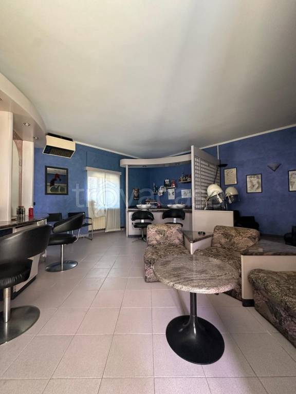 negozio in vendita ad Orbassano