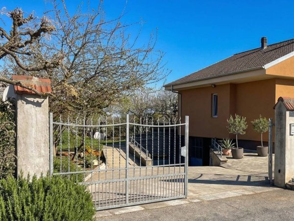 casa indipendente in vendita ad Orbassano in zona Tetti Valfrè