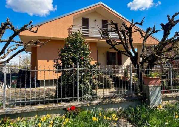 casa indipendente in vendita ad Orbassano in zona Tetti Valfrè