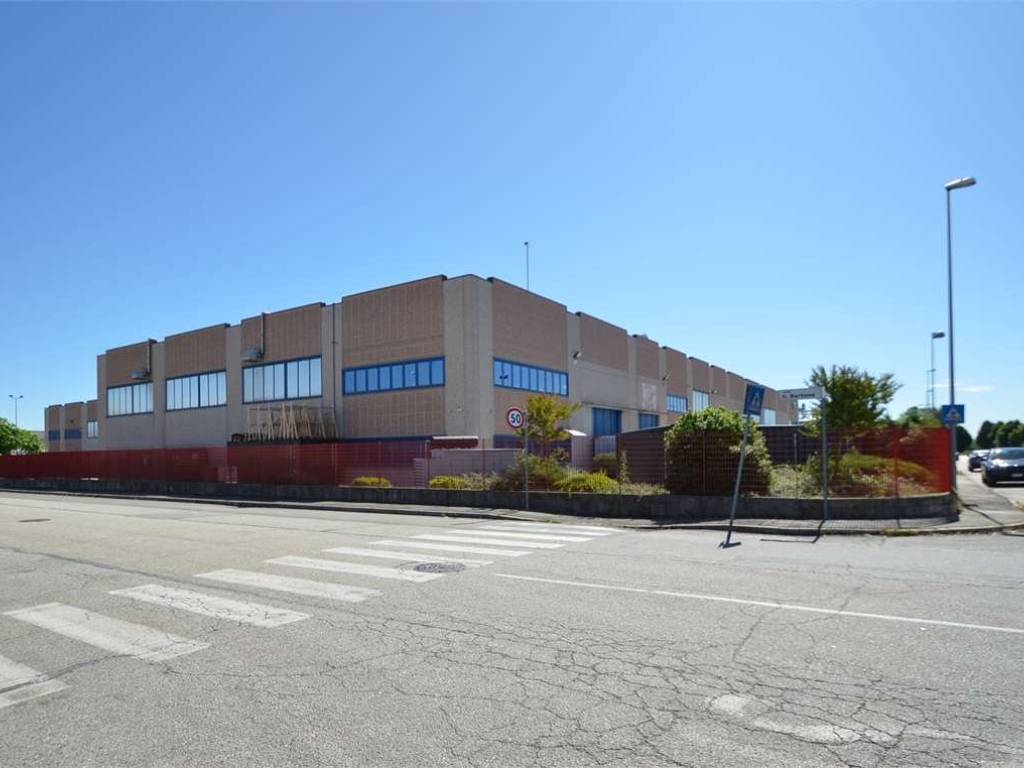 locale commerciale in vendita ad Orbassano