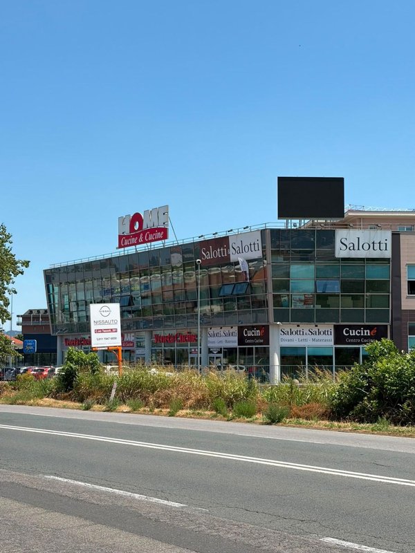locale commerciale in vendita ad Orbassano