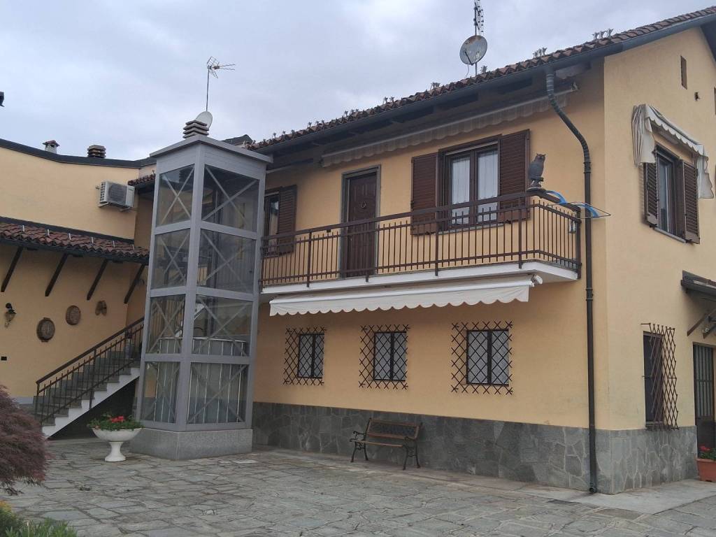 casa indipendente in vendita ad Orbassano in zona Tetti Valfrè