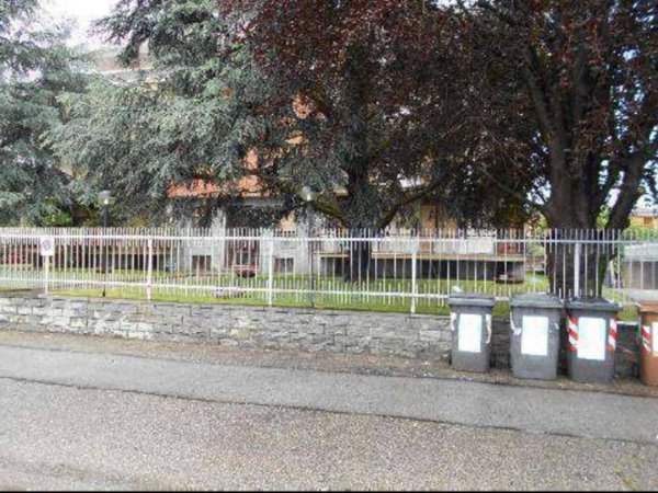 locale commerciale in vendita ad Orbassano in zona Tetti Valfrè
