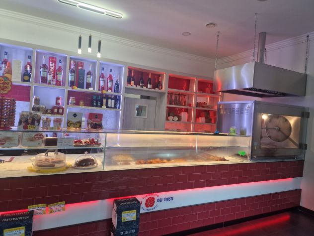 locale commerciale in vendita a Parella