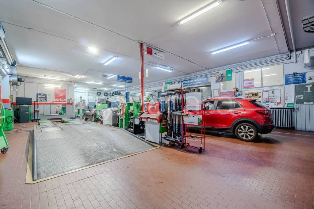 locale commerciale in vendita a Parella