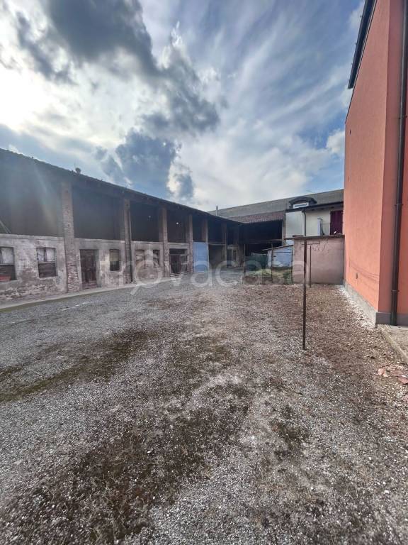 locale commerciale in vendita ad Agnadello