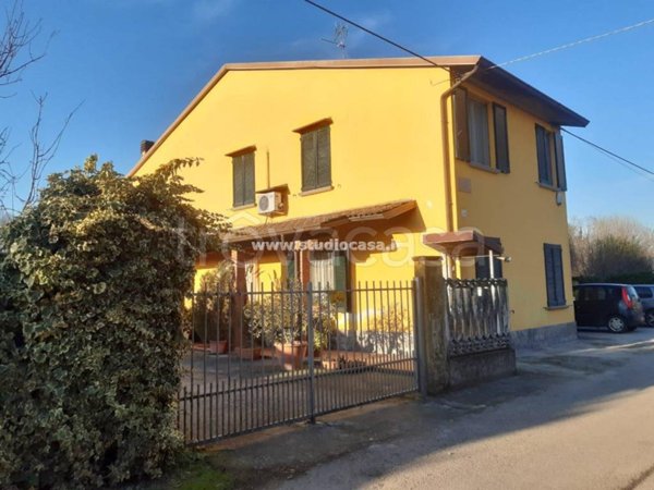 casa indipendente in vendita ad Azzanello