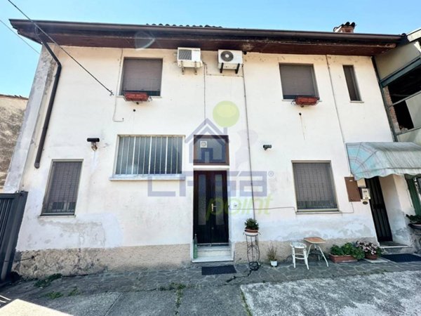 casa indipendente in vendita ad Azzanello