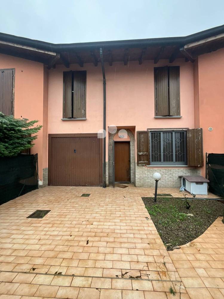 casa indipendente in vendita ad Azzanello