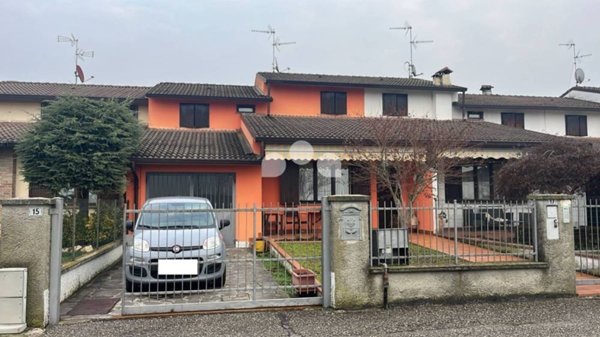 casa indipendente in vendita ad Azzanello