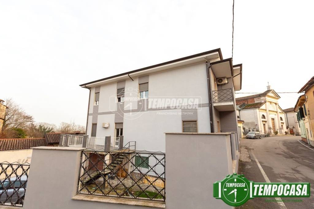 casa indipendente in vendita ad Azzanello