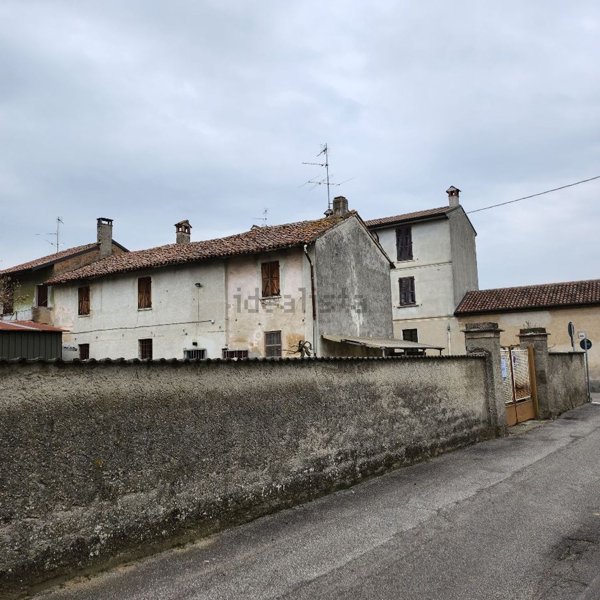 casa indipendente in vendita ad Azzanello