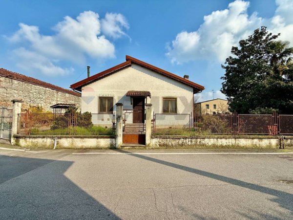 casa indipendente in vendita ad Azzanello