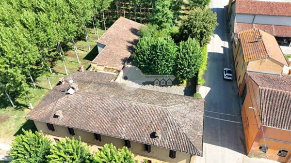 casa indipendente in vendita ad Azzanello