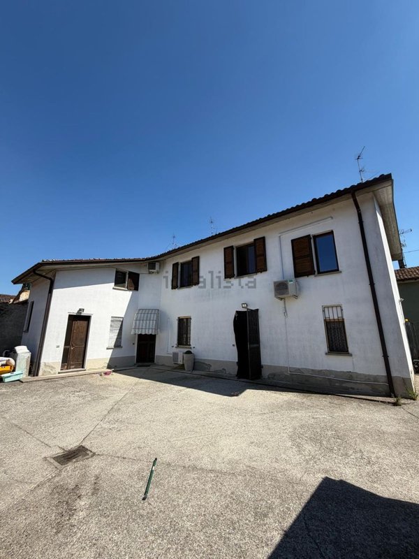 casa indipendente in vendita ad Azzanello