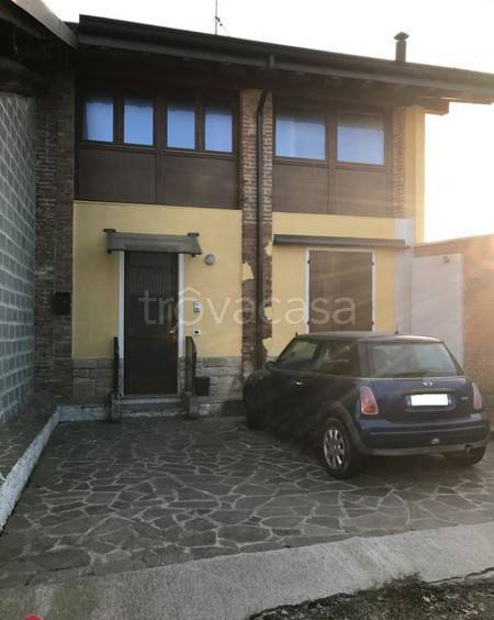 casa indipendente in vendita ad Azzanello