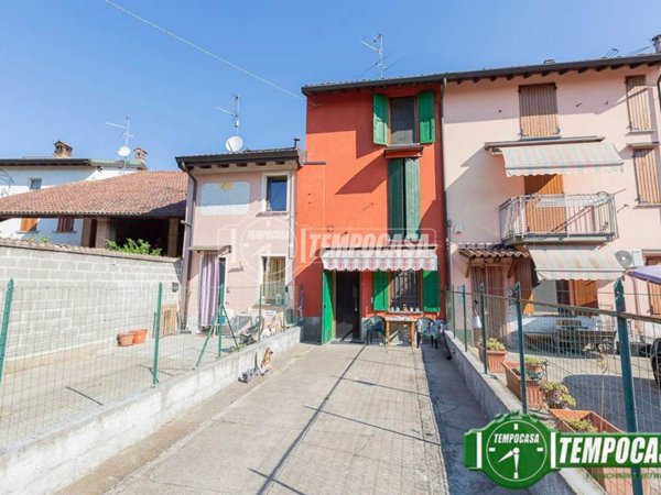 casa indipendente in vendita ad Azzanello