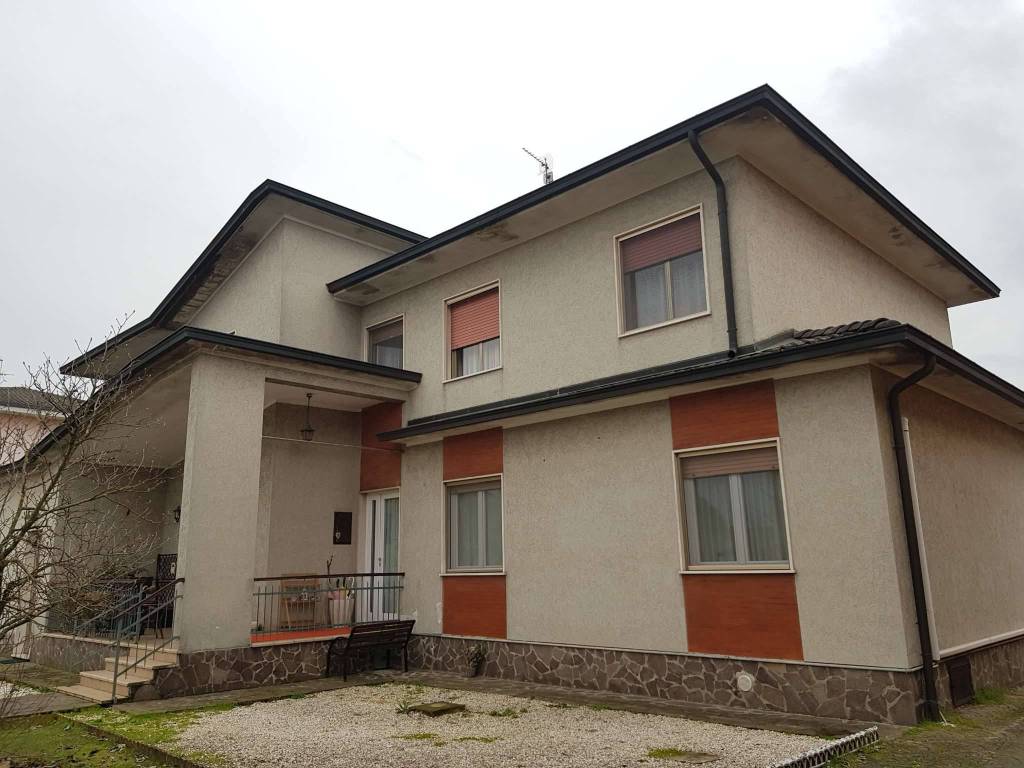 casa indipendente in vendita a Bagnolo Cremasco
