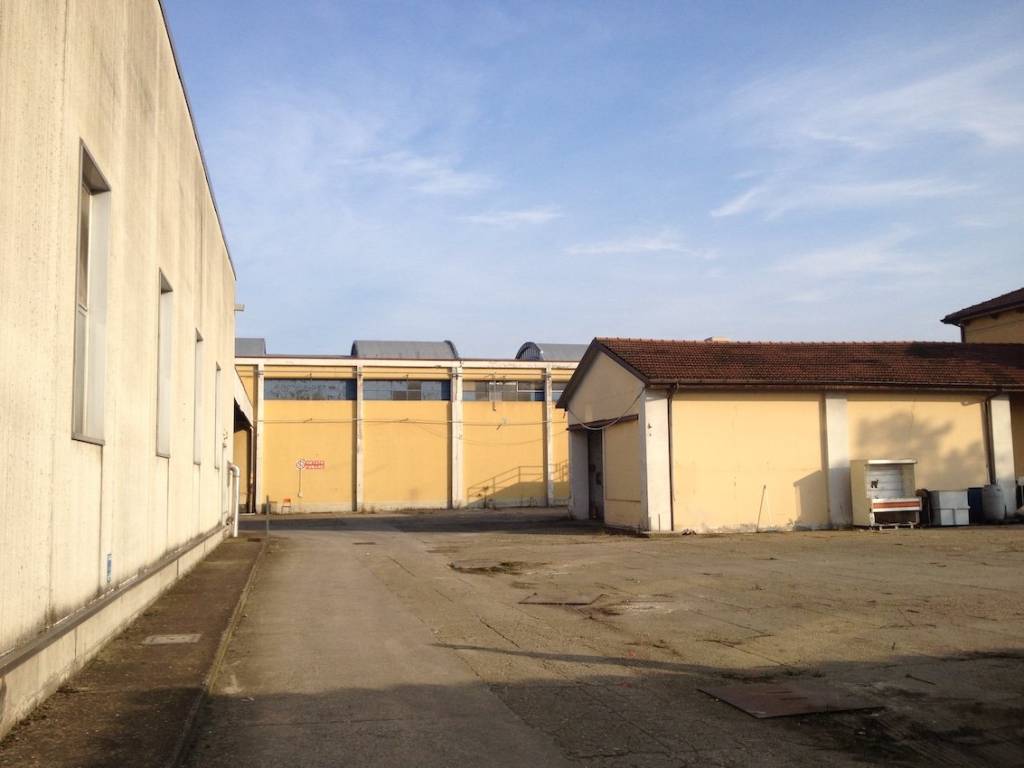 locale commerciale in vendita a Calvatone
