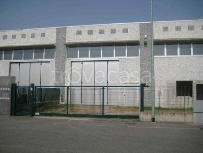 locale commerciale in vendita a Camisano