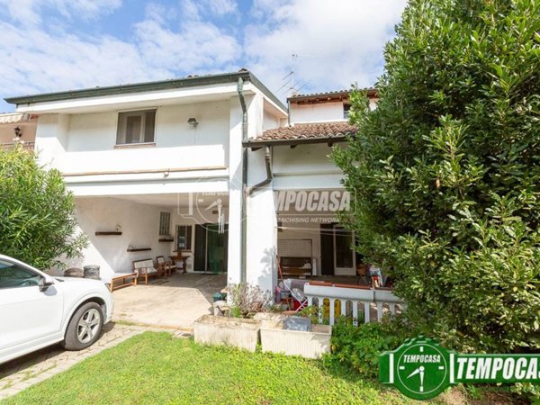 casa indipendente in vendita a Capralba in zona Farinate