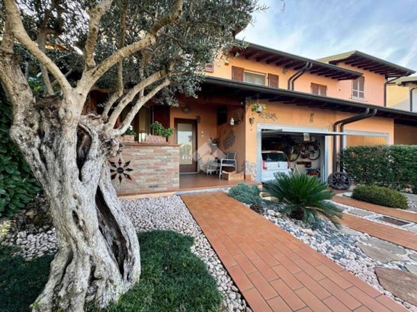casa indipendente in vendita a Capralba in zona Farinate